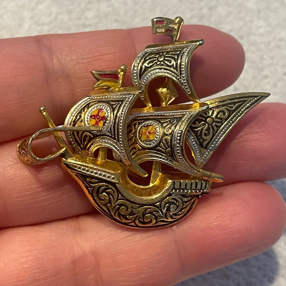 Vintage brooch, Spain damascene ship.
